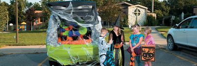Trunk-or-Treat Spider Decorating Idea
