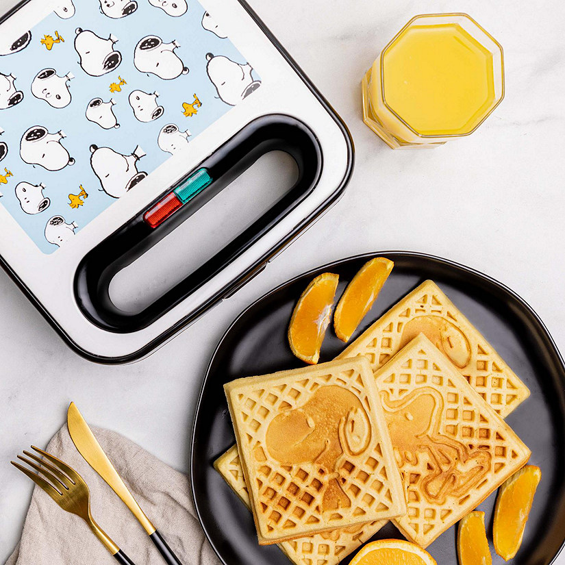 Uncanny Brands Peanuts Snoopy & Woodstock DoubleSquare Waffle Maker