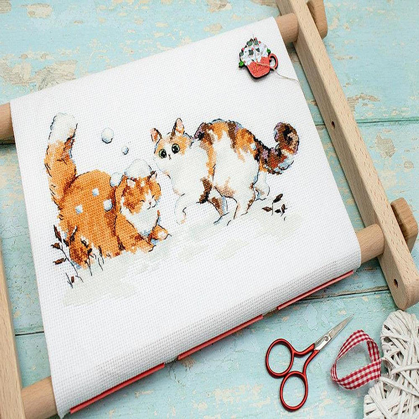 Winter Kitties L8813 Counted Cross Stitch Kit Image