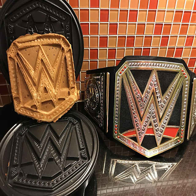 Uncanny Brands WWE Championship Belt 2 QT Slow Cooker- Removable