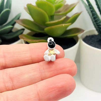 20 Pcs 3D Sitting Astronaut Charms Image 1