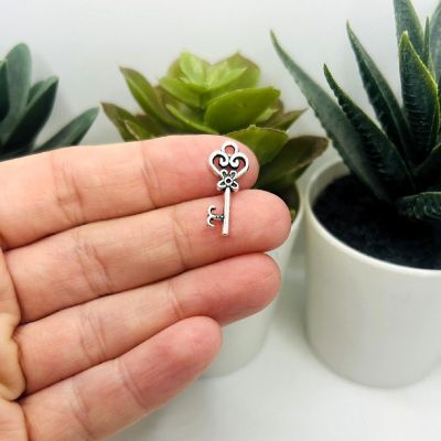 20 Pcs Antique Silver Heart Key Charms Image 2