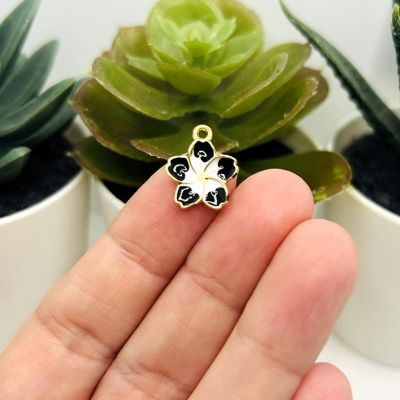 20 Pcs Black and White Flower Charms Image 1