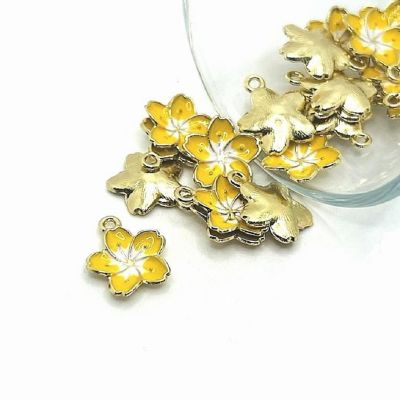 20 Pcs Yellow and White Flower Charms Image 1
