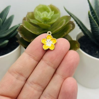 20 Pcs Yellow and White Flower Charms Image 1