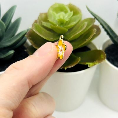 20 Pcs Yellow and White Flower Charms Image 2