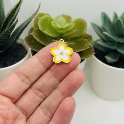 20 Pcs Yellow and White Flower Charms Image 1