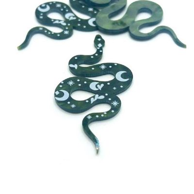 4 Pcs Green Acrylic Snake Pendant Image 1