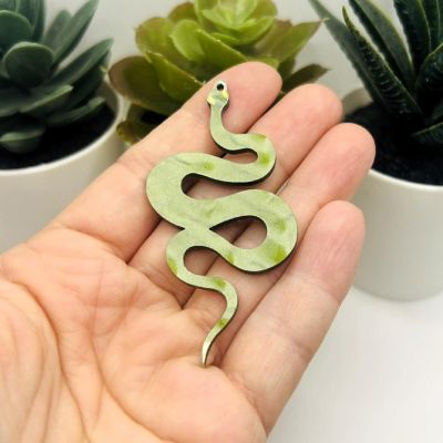 4 Pcs Green Acrylic Snake Pendant Image 2