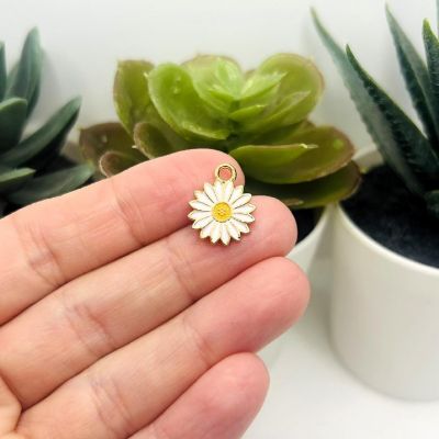 50 Pcs White Daisy Flower Charms Image 1