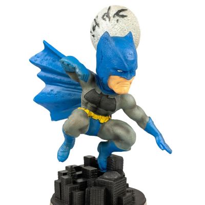 EXCLUSIVE Batman Bobblehead  Features Batman's Superhero Pose  8" Resin Design Image 2