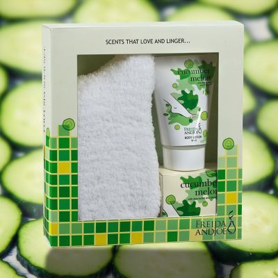 Freida and Joe Foot Spa Gift Set in Cucumber Melon Fragrance with Soft Plush Socks Image 1