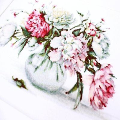 Luca-S - Peonies B2263L Counted Cross-Stitch Kit Image 2