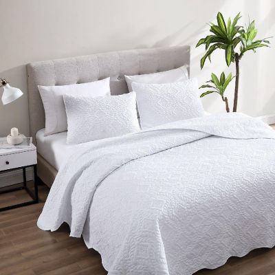 The Nesting Company Ivy 3 Piece Bedspread Set with Scalloped Edge King Size White) Image 1
